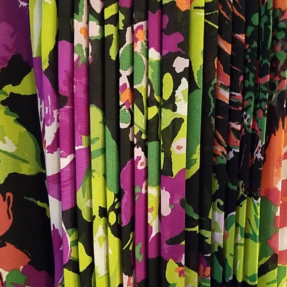 Gorgeous floral dress - Picture 1 of 6